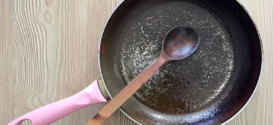 Як відчистити від жирного нагару сковорідку?