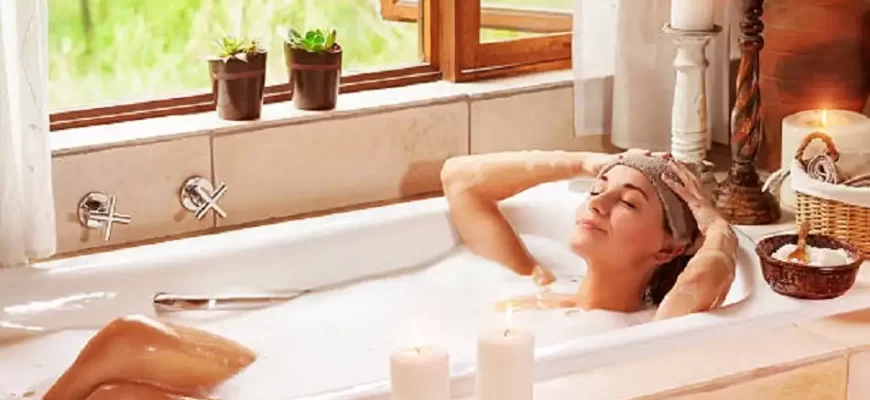 Жінка приймає розслабляючу ванну
