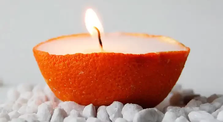 оригінальній свічник з апельсинової кірки