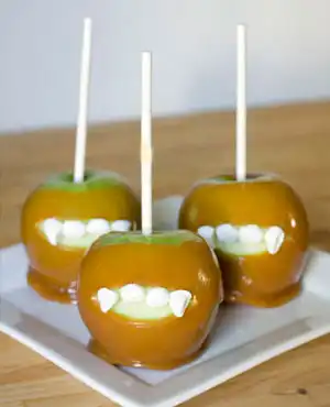 яблука в карамелі з усмішкою