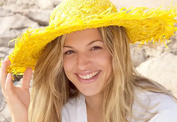 жінка в жовтому капелюсі