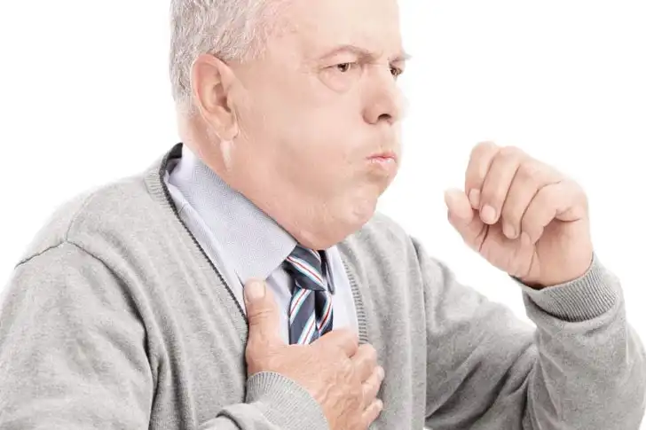 чоловік кашляє внаслідок хвороби бронхіальна астма