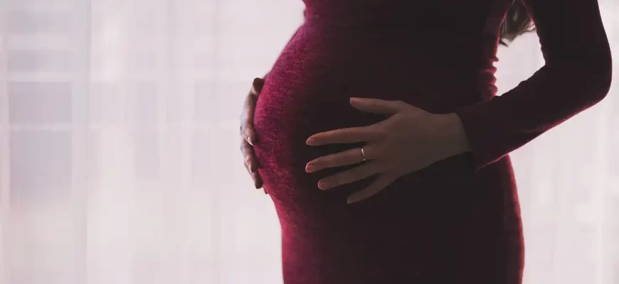 Чому виникає біль у попереку під час вагітності та як з ним справлятись?