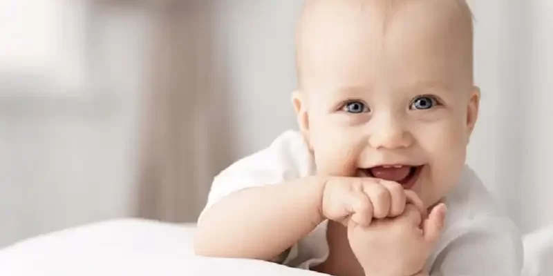 Перша посмішка дитини: коли її чекати?