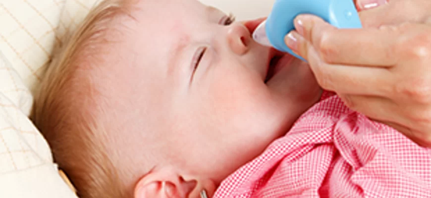 Чому в немовлят часто забитий носик, та як його правильно чистити?