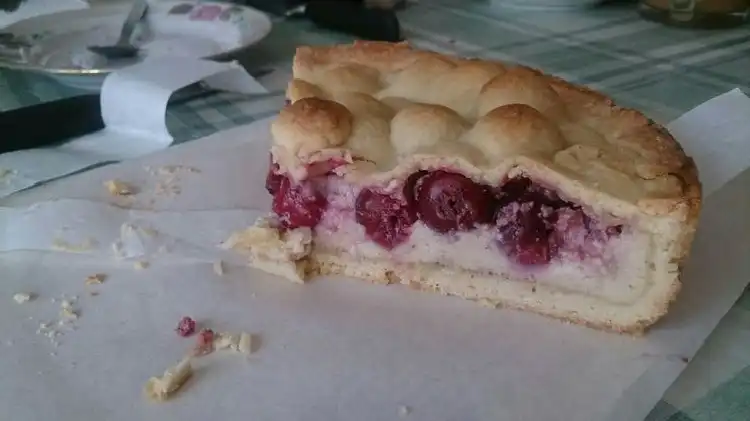 Баскський пиріг з вишнею