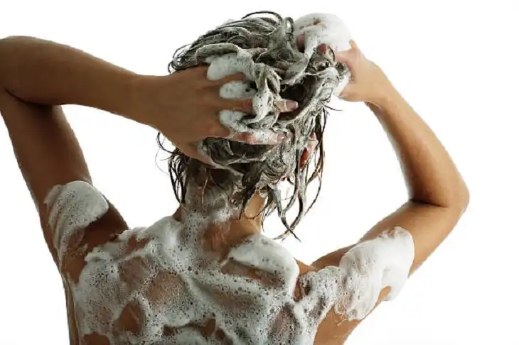 жінка миє волосся