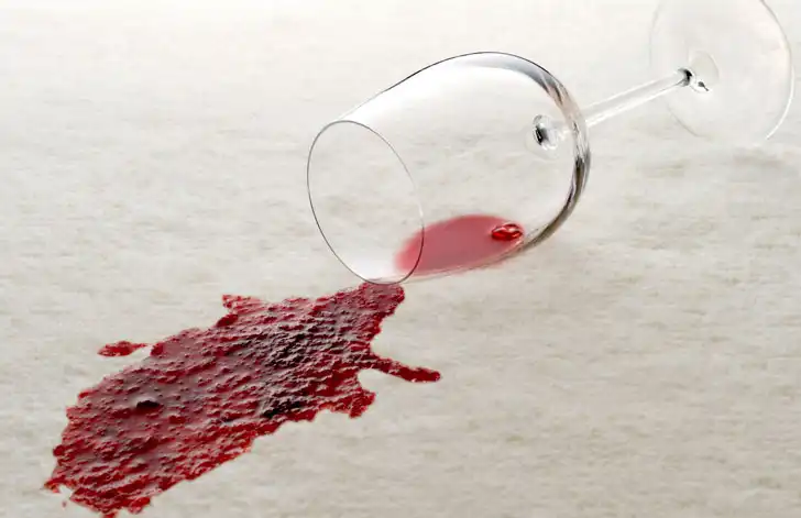 червоне вино на коврі