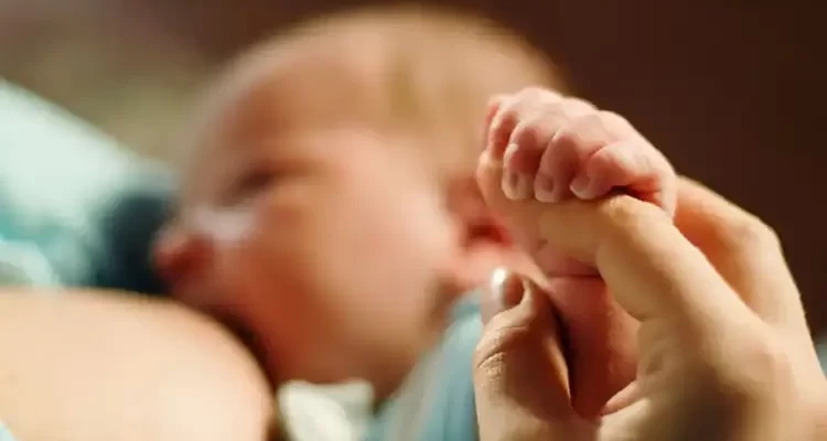 Як полегшити нічне годування немовляти?