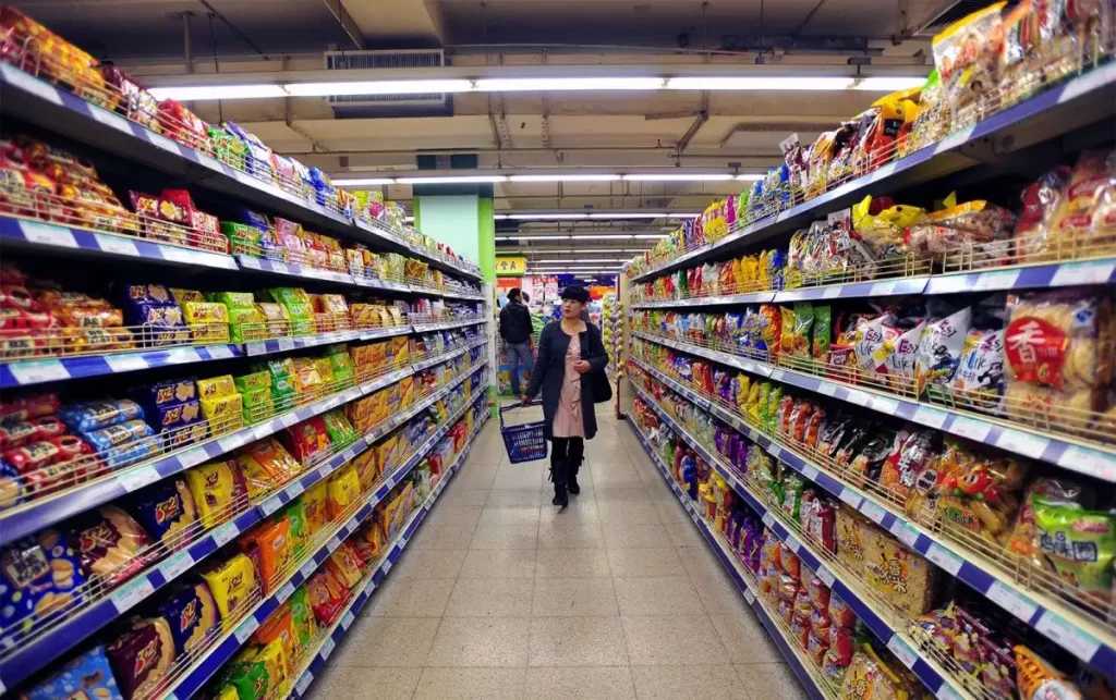 жінка скупляється в супермаркеті