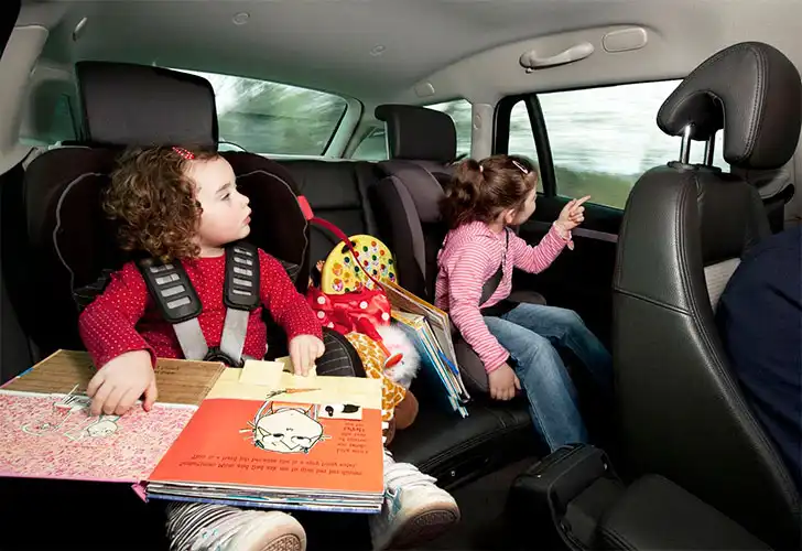 діти грають в автомобілі