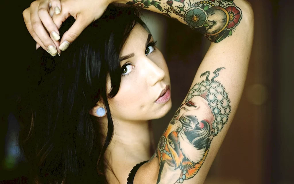 дівчина з татуюванням