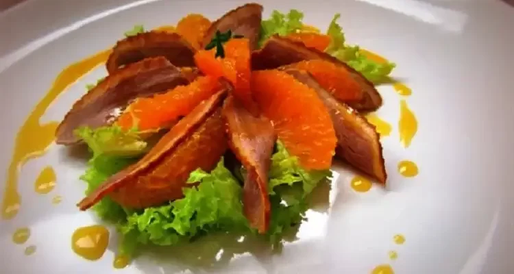 Салат з апельсином і качиною грудкою
